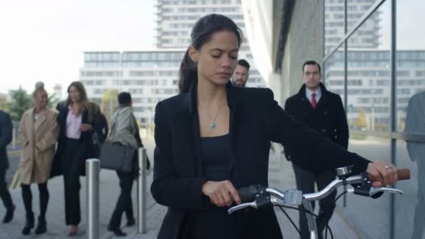 Jeune Femme Affaires Avec Vélo Marchant Dans Ville — Video