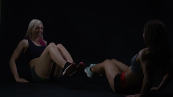 Dwa Fit Kobiet Pracujących Obecnie Razem Robi Ćwiczenia Wzmocnienie Mięśni — Wideo stockowe