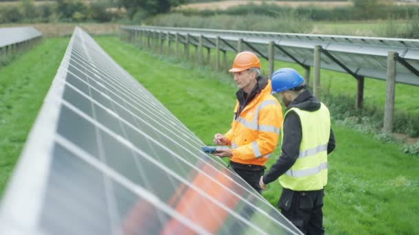 Tecnici Che Controllano Pannelli Presso Impianto Energia Solare — Video Stock