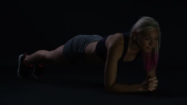 适合年轻女性锻炼以提高核心力量 — 图库视频影像