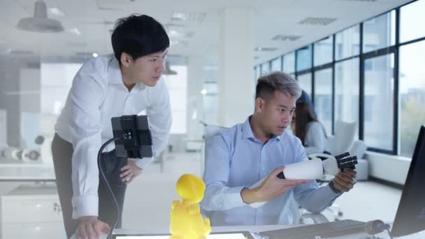 Ingegneri Elettronici Laboratorio Che Lavorano Prototipo Robot Automatizzato — Video Stock