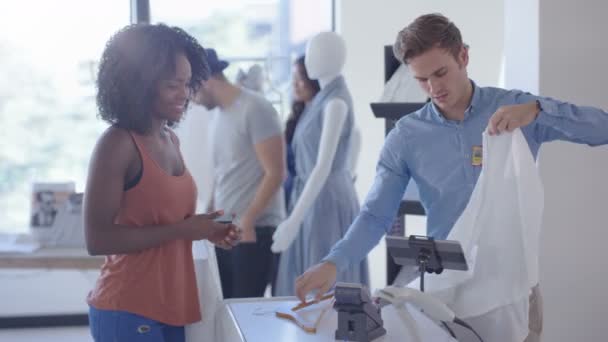 Vrouw Winkelen Kledingsopslag Maakt Contactloos Betalen Met Smartphone — Stockvideo