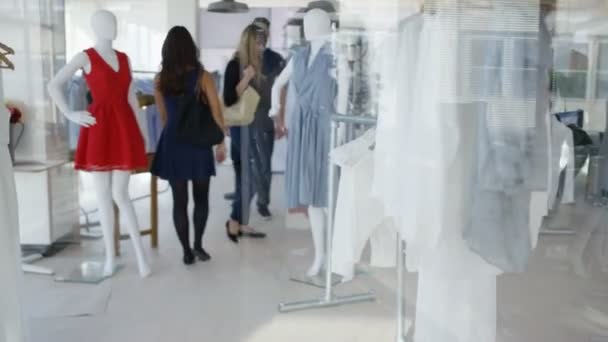 Χαρούμενο Ζευγάρι Ψώνια Μαζί Βλέπουν Ρούχα Boutique Κατάστημα Ρούχων — Αρχείο Βίντεο