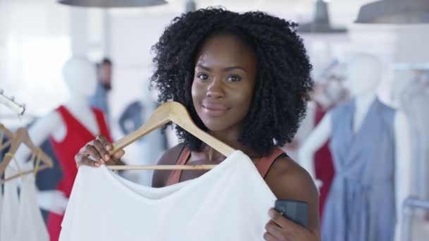 Cliente Tienda Ropa Mirando Espejo Tomando Fotos Con Teléfono Inteligente — Vídeo de stock