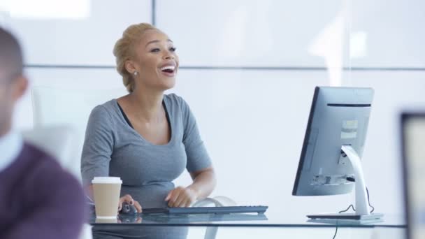 Heureuse Femme Affaires Enceinte Parlant Une Collègue Féminine Dans Bureau — Video