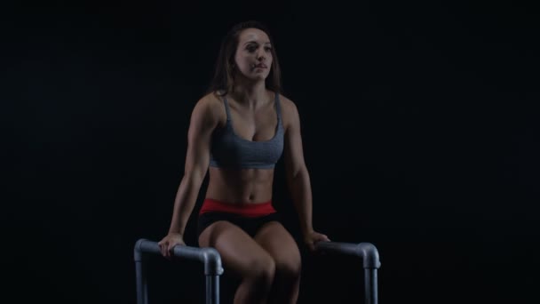 フィット若い女性黒の背景に器具を使ったエクササイズ — ストック動画