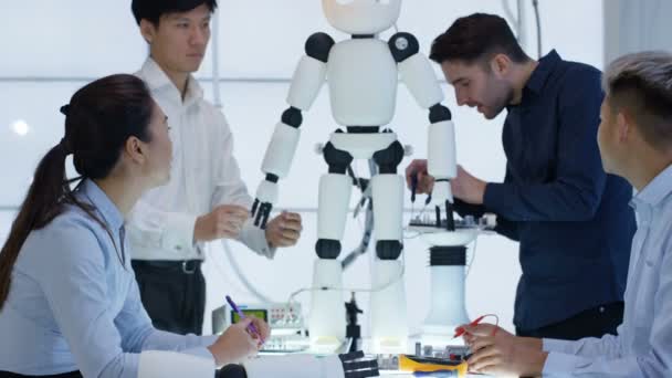 Equipo Diseño Técnico Que Colabora Construcción Robots Laboratorios Modernos — Vídeos de Stock