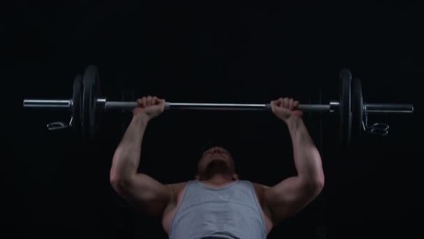 Muscular Hombre Entrenamiento Con Pesas Haciendo Press Banca Con Barra — Vídeos de Stock