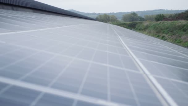 Grande Installation Panneaux Solaires Sur Construction Dans Campagne — Video