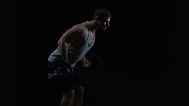 Forma Giovane Uomo Con Pesi Sollevamento Muscolare Contro Sfondo Nero — Video Stock