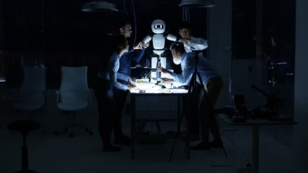 Engenheiros Eletrônica Colaborando Projeto Robô Laboratório Escuro — Vídeo de Stock