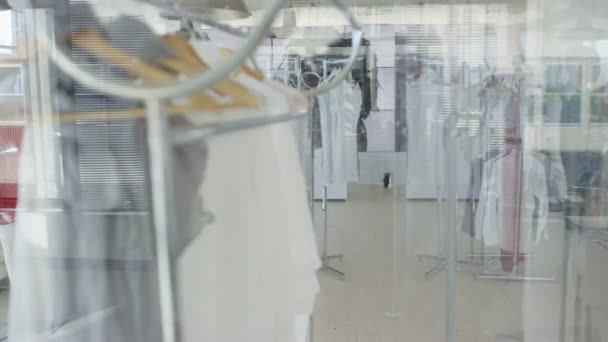 Interieur Van Vrouwen Mode Kledingwinkel Fabrikant Met Kleding Rekken Mannequins — Stockvideo
