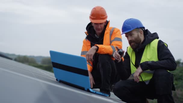 Tecnici Con Computer Portatile Che Controllano Pannelli All Installazione Energia — Video Stock