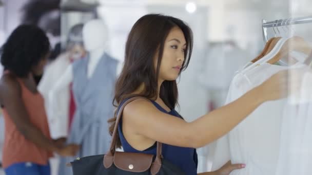 Płci Męskiej Żeńskiej Klientom Zakupy Modnych Boutique Sklep Odzieżowy — Wideo stockowe