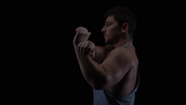Fit Jovem Com Corpo Muscular Que Estende Contra Fundo Preto — Vídeo de Stock