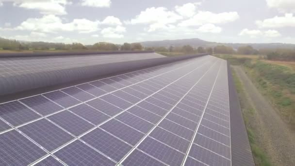 田舎の太陽電池パネルの大規模なインストールの 空中ドローン映像 — ストック動画