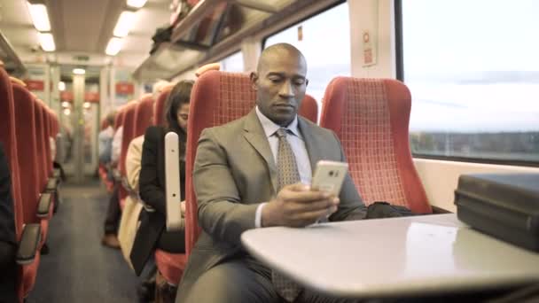 Homme Affaires Regardant Smartphone Tout Rendant Travail Dans Train — Video