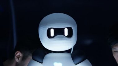 4 k Elektronik Mühendisleri tasarım karanlık laboratuvarında robot birlikte çalışma