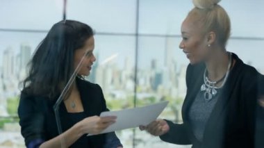 4 k kurumsal iş takım bir toplantının modern şehir ofisi