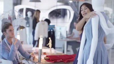 Moda tasarım ekibi beyin fırtınası ve fikirleri tartışmak büyük perakendeci için çalışıyor.