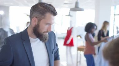 Beyaz adam giyim mağazası ile smartphone temassız ödeme yapmadan alışveriş.