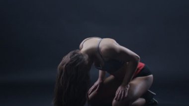4 k uygun çekici genç kadın saçlarını geriye çevirme spor giyim
