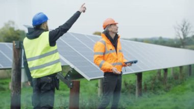 Güneş enerjisi fabrikasında çalışan, kontrol panelleri ve konuşmak 4 k teknisyenleri