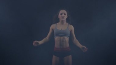 4 k portre çekici kız saçlarını saygısız ve kameraya gülümseyen spor giyim