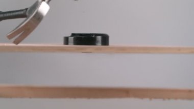 süper ağır çekimde çekiçle parçalamak 4 k kırmızı oyunu göstermek buzzer