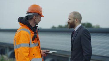 4 k işadamı ve güneş enerjisi tesisi işlemleri tartışırken mühendisi
