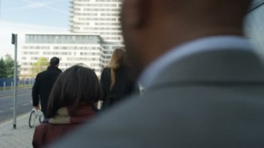 4 k çeşitli kalabalık şehir işçilerin sabah işe için yürüyüş