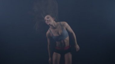 4 k portre çekici kız saçlarını saygısız ve kameraya gülümseyen spor giyim