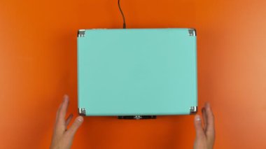 4 k üstten görünüm oynatma renkli vintage kayıt kaynağına koyarak kayda eller