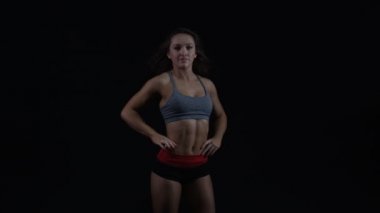 4 k portre çekici kız saçını flicking ve kameraya seyir spor giyim