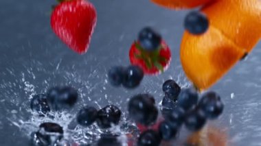düşen ve temiz su sıçramasına 4 k Slowmo taze meyve