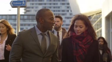 4 k profesyonel grup iş erkek ve kadın sohbet ile şehirde yürüyüş