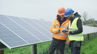 Güneş enerjisi fabrikasında çalışan, kontrol panelleri ve konuşmak 4 k teknisyenleri