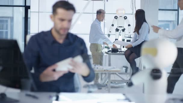 Ingénieur en électronique 4K travaillant sur la construction de robots 