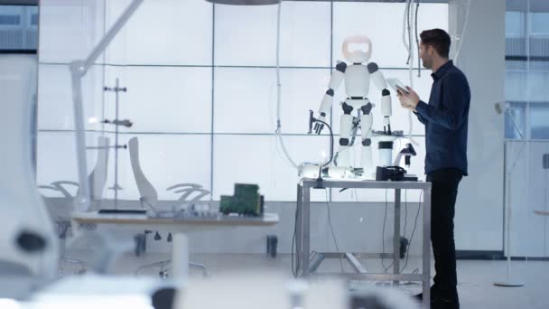 Technisch Ingenieur Werken Aan Bouw Van Geautomatiseerde Robot Moderne Lab — Stockvideo
