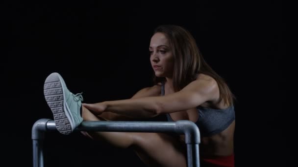 Mujer Joven Fit Estirando Los Músculos Sus Piernas Sobre Fondo — Vídeos de Stock