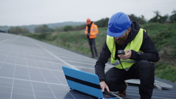 Técnico Con Portátil Que Comprueba Los Paneles Instalación Energía Solar — Vídeos de Stock