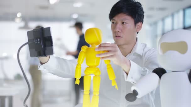 Asiatischer Elektroniker Arbeitet Labor Mit Roboterprototyp — Stockvideo