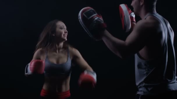 Mujer Joven Fit Haciendo Entrenamiento Boxeo Con Entrenador Masculino — Vídeos de Stock