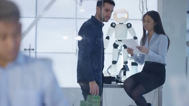 Technisch Ontwerp Team Samenwerken Aan Bouw Van Robot Moderne Lab — Stockvideo