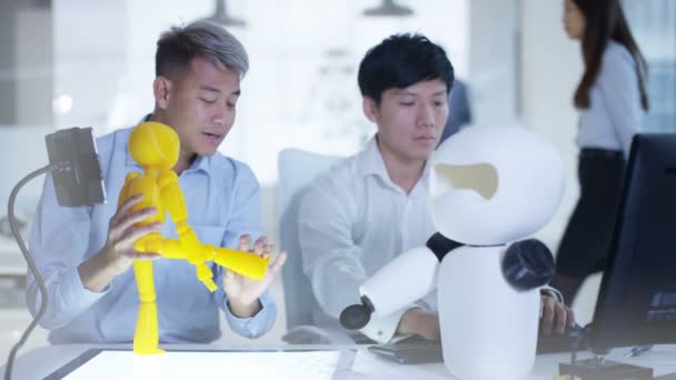 Ingegneri Elettronici Asiatici Che Lavorano Laboratorio Con Prototipo Robot — Video Stock