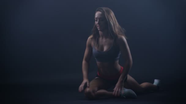 Вмістити Молоду Жінку Спортивною Фігурою Роблять Розтяжки Покращення Гнучкості — стокове відео