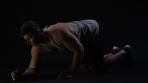 Çekirdek Gücünü Artırmak Için Uygun Genç Adamla Kaslı Vücut Egzersizleri — Stok video