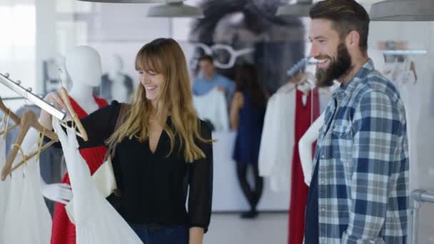 Casal Alegre Compras Juntos Olhando Para Roupas Loja Roupas Boutique — Vídeo de Stock