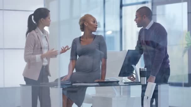 Equipo Negocios Incluyendo Mujer Embarazada Discutiendo Papeleo Una Reunión — Vídeo de stock