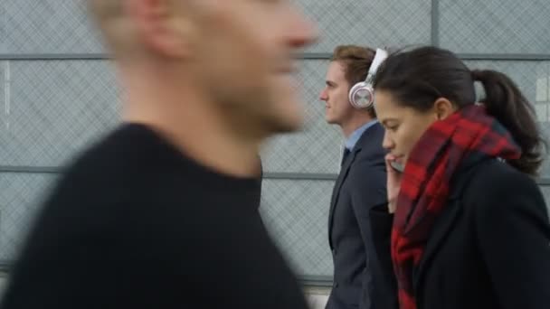 Entspannter Geschäftsmann Trägt Kopfhörer Auf Dem Weg Zur Arbeit — Stockvideo